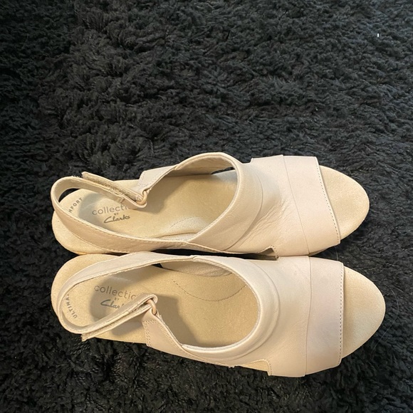 Clarks tan wedges - Picture 2 of 2